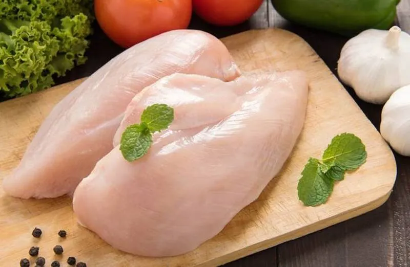 Ức gà có hàm lượng đạm cao, giúp tăng cảm giác no lâu