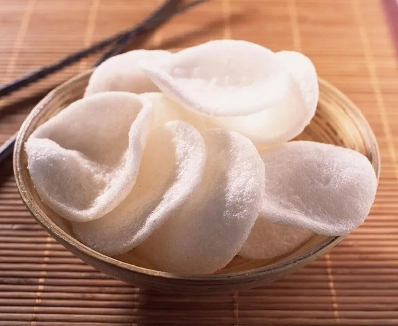 Bánh phồng tôm chiên dầu hấp thụ lượng lớn dầu mỡ, làm tăng đáng kể calo