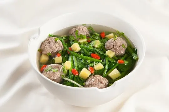 Ăn kèm bò viên với rau củ giàu chất xơ giúp kiểm soát cân nặng