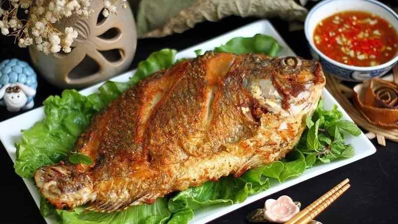Cá rán giòn vàng ươm, hấp dẫn trên đĩa