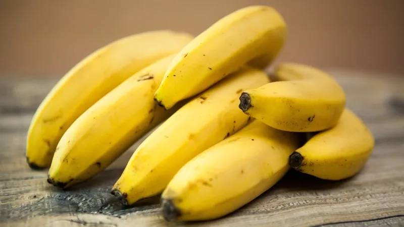 Một quả chuối tiêu chín trung bình (nặng khoảng 100g phần thịt) chứa khoảng 88-90 kcal