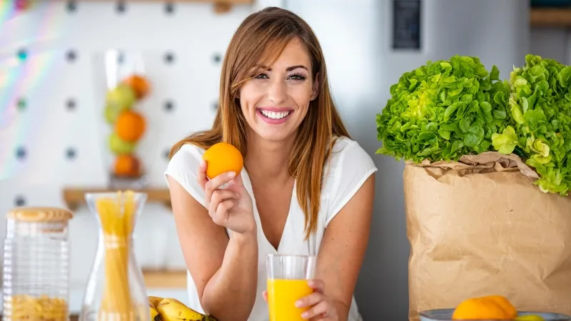Một mâm cơm nhiều rau củ quả tươi ngon