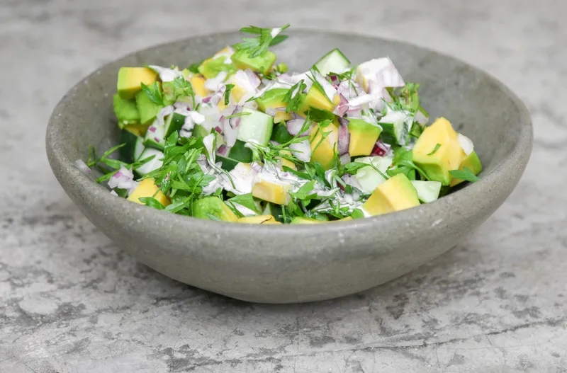 Salad bơ và dưa leo không chỉ ngon mà còn tốt cho sức khỏe