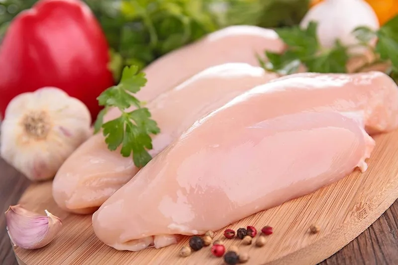 100g ức gà bao nhiêu calo là thắc mắc của nhiều người