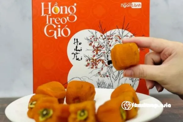 Hồng treo gió Đà Lạt thường có hình dáng tự nhiên, lớp phấn trắng mịn