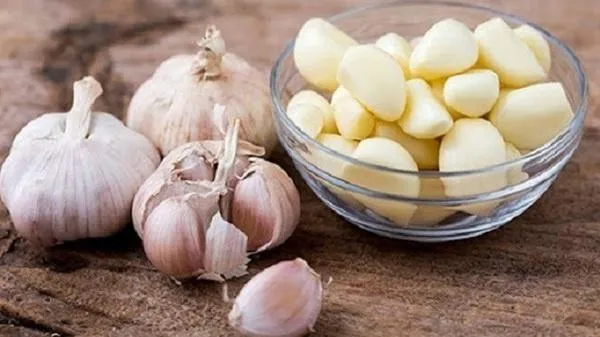 Không nên kết hợp tỏi và hành lá để tránh kìm hãm dược tính và ảnh hưởng đến dạ dày