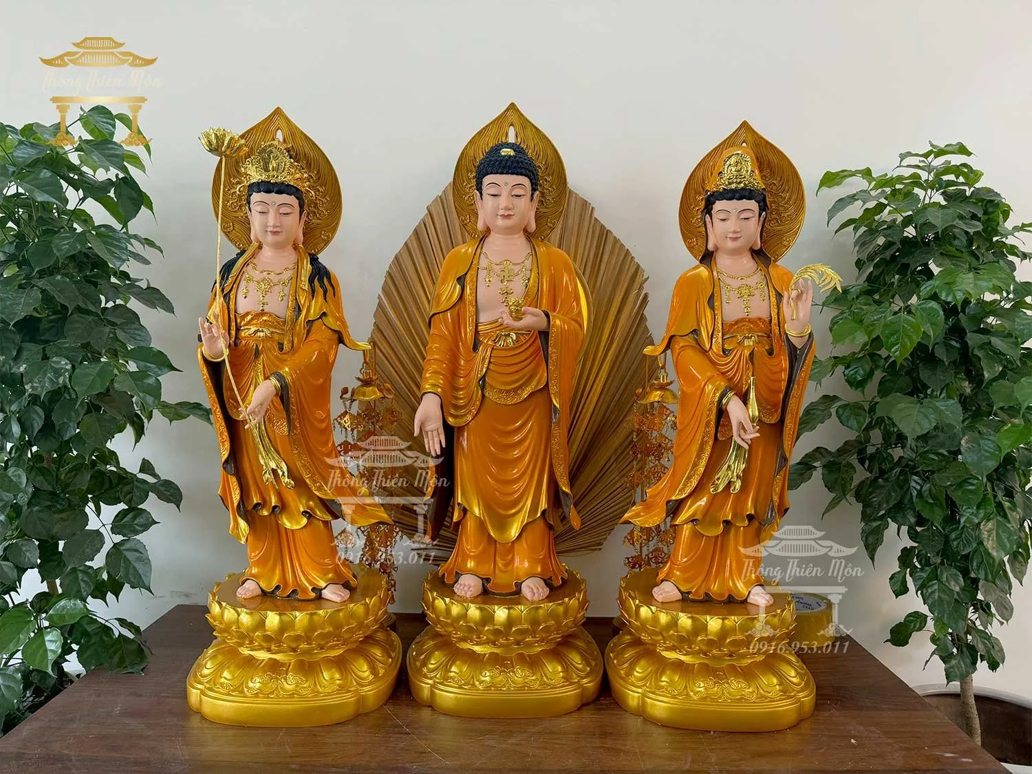 Hình ảnh Đức Phật A Di Đà đứng giữa hai vị Bồ Tát, tạo thành Tây Phương Tam Thánh.