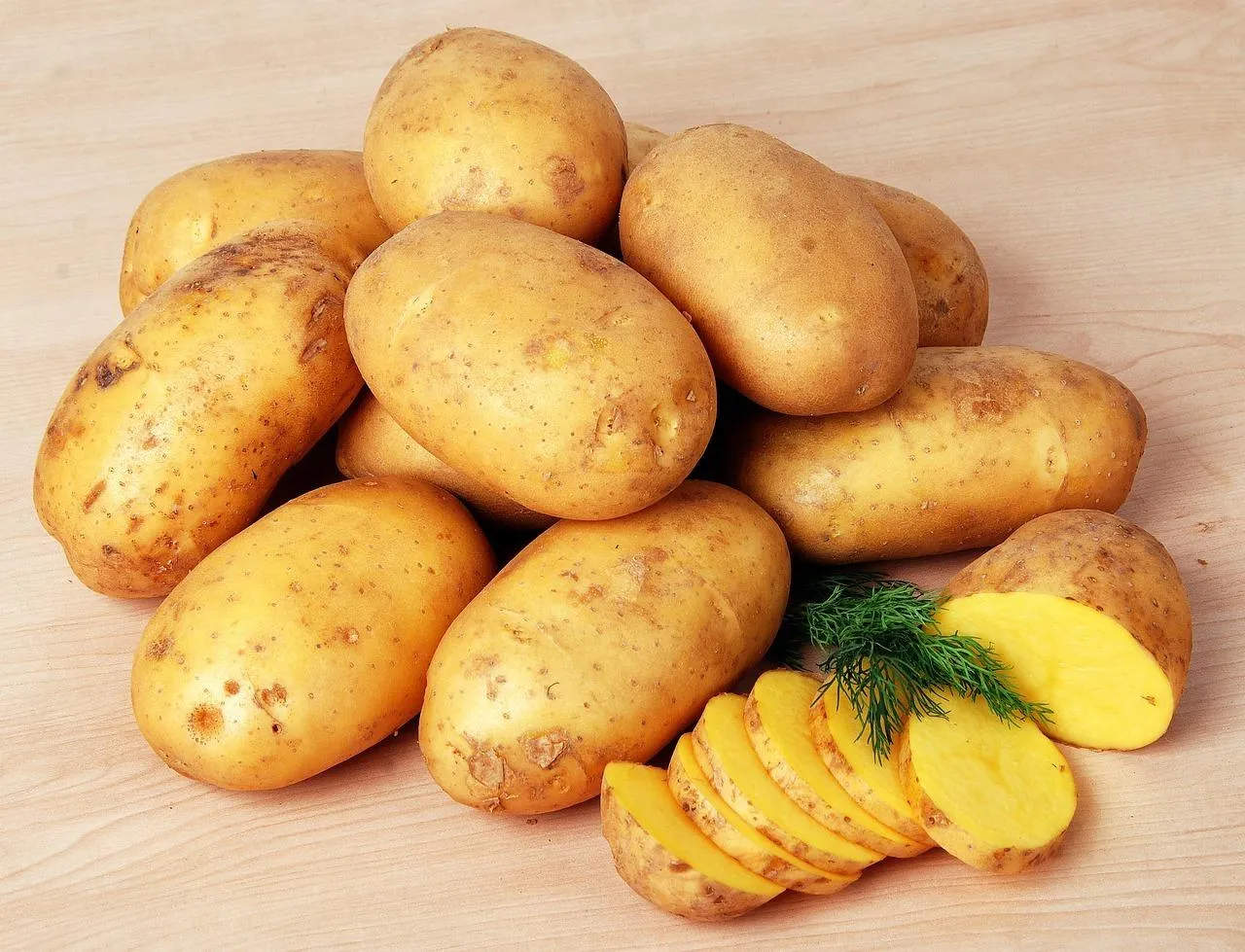 Khoai tây chưa chín kỹ khi ăn cùng lá mơ lông có thể gây ngộ độc