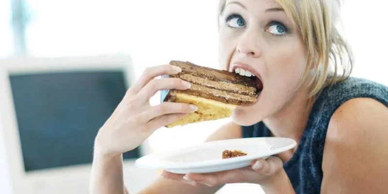 Tránh ăn bánh bông lan quá nhiều trong một lần để kiểm soát calo