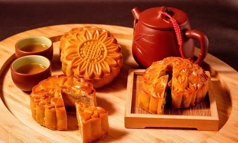 Bánh trung thu được thưởng thức cùng tách trà xanh