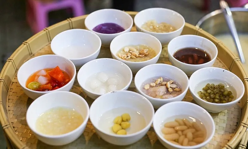 Một cốc chè thập cẩm đầy màu sắc hấp dẫn người thưởng thức