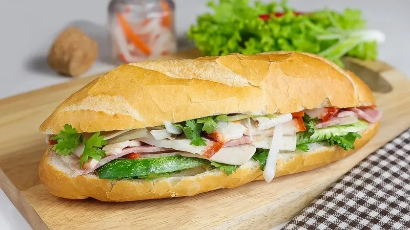 Giải đáp chi tiết về lượng calo trong một ổ bánh mì thịt