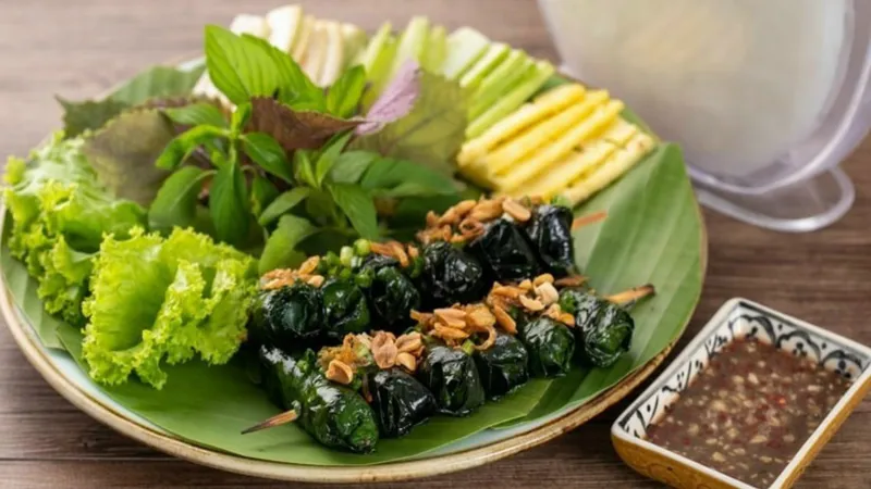 Thực đơn ăn chả lá lốt kết hợp rau xanh và các món ít calo