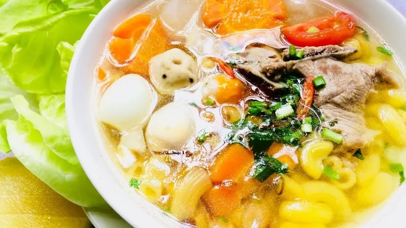 Một tô nui xương nghi ngút khói thơm ngon, hấp dẫn