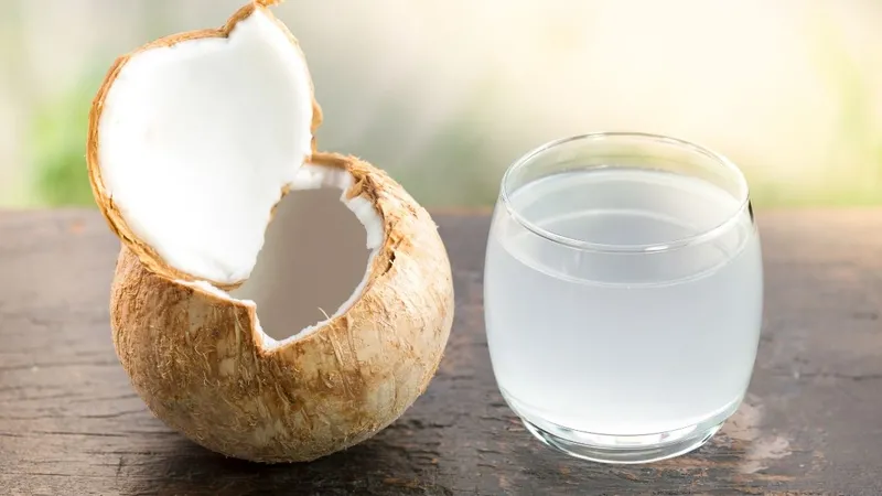 Uống dừa tươi nguyên chất nếu muốn kiểm soát lượng calo