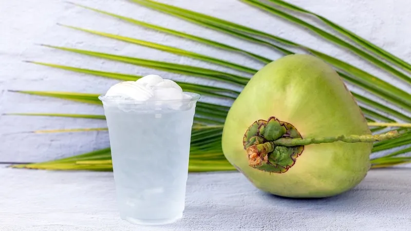 Không nên vừa uống nước dừa, vừa ăn cơm dừa để giảm tiêu thụ calo