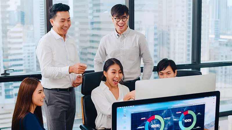 Tạo nhiều mối quan hệ đồng nghiệp ở công sở sẽ giúp giảm tải những áp lực của công việcÂ