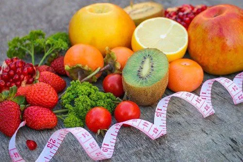 Nhiều loại trái cây tươi ngon như táo, chuối, dâu tây và kiwi, biểu trưng cho nguồn thực phẩm giàu vitamin, chất xơ hỗ trợ giảm cân hiệu quả