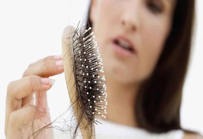Một người phụ nữ trẻ tuổi đang chăm sóc mái tóc khỏe mạnh nhờ các sản phẩm từ Hà Thủ Ô
