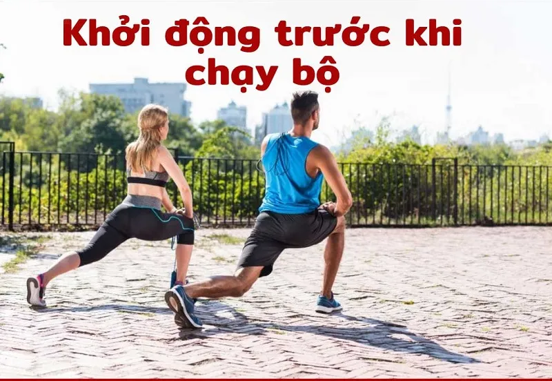 Người tập thể dục đang khởi động các khớp tay và chân trước khi bắt đầu đi bộ