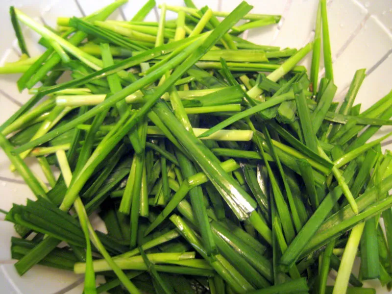 Người bị nóng trong không nên ăn nhiều lá hẹ