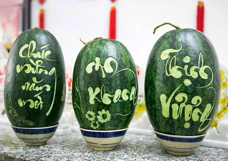 Quả dưa hấu với vỏ xanh tươi và ruột đỏ ươm được cho rằng sẽ mang lại sự may mắn