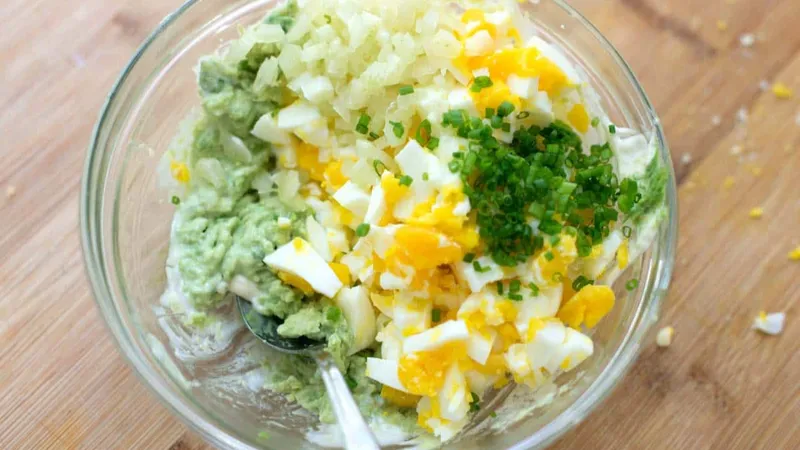 Trộn trứng luộc với rau xà lách, bơ và một chút dầu ô liu để tạo món salad giàu dinh dưỡng