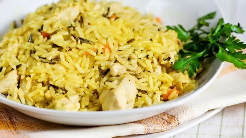 Cơm chiên thịt gà chứa 343 kcal