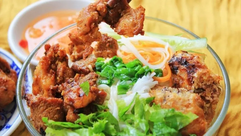 Một người phụ nữ đang tập thể dục buổi sáng để giữ gìn sức khỏe
