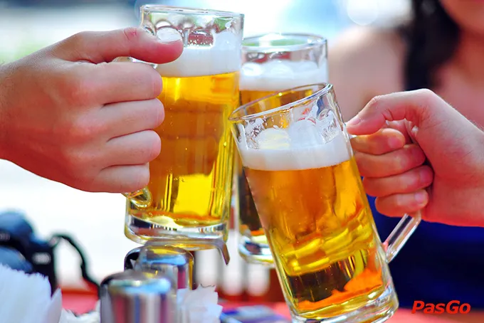 Lời khuyên là nên thay bia bằng nước lọc, nước khoáng hoặc một ly vang trắng để kích thích vị giác khiến bạn ăn hải sản ngon miệng hơn
