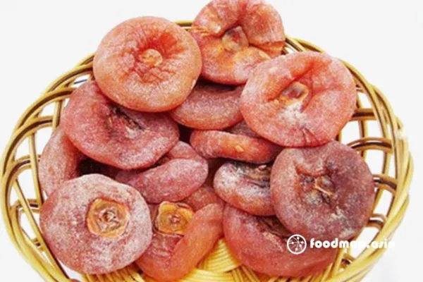 Hồng sấy dẻo Trung Quốc có hình tròn dẹt, thường dai và cứng hơn