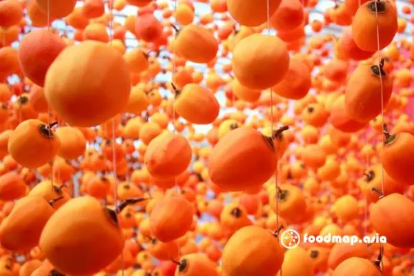 Dàn hồng treo gió đang được phơi khô tự nhiên tại Đà Lạt