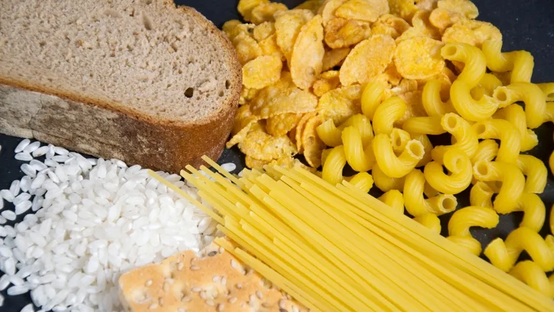 Ăn thực phẩm giàu carb, đồ ngọt cùng với chuối gây đầy hơi