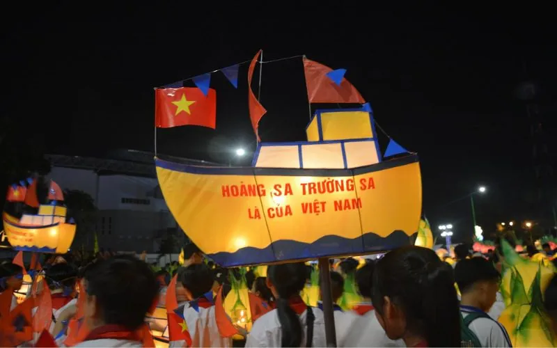 Trẻ em rước đèn lồng đầy màu sắc trên phố trong đêm Trung thu