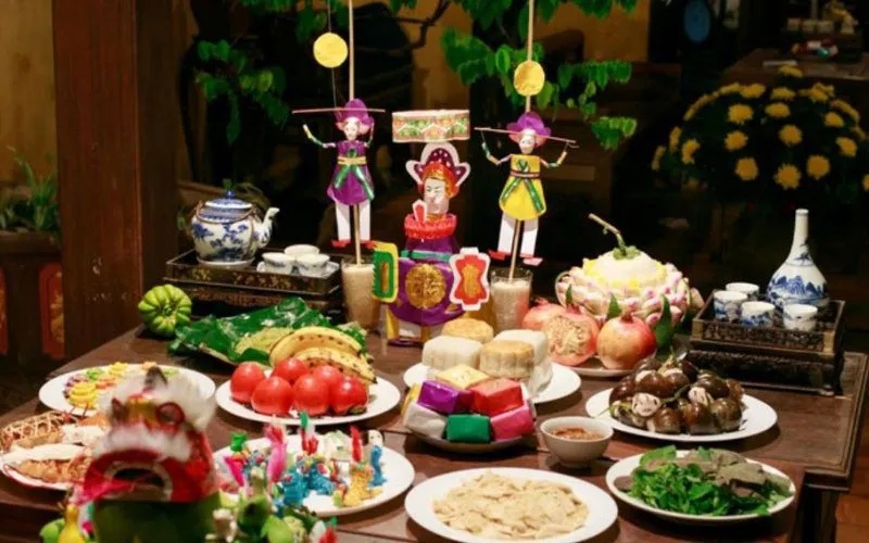 Mâm cỗ Trung thu truyền thống với bánh, trái cây và đèn lồng