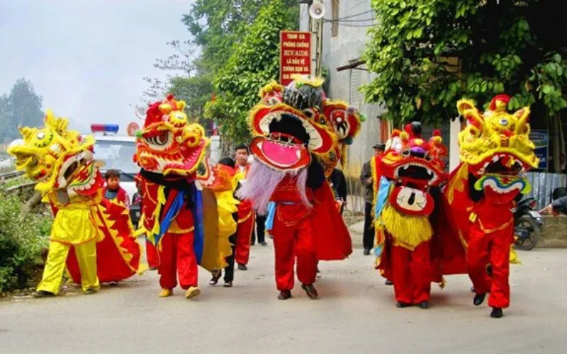 Đoàn múa lân biểu diễn sôi động trên phố trong dịp Tết Trung thu