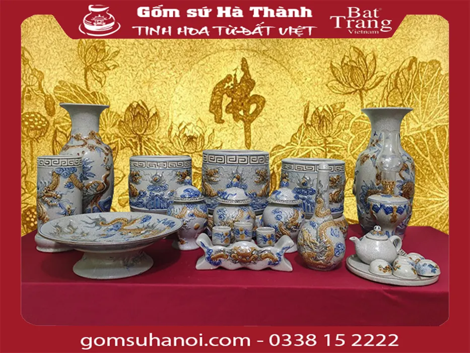 Đối với ban thờ gia tiên, hũ gạo -muối- nước đặt trước bát hương thờ