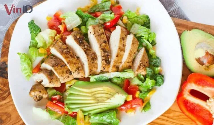 Món salad ức gà nướng tươi ngon kết hợp rau xanh, lý tưởng cho thực đơn healthy.