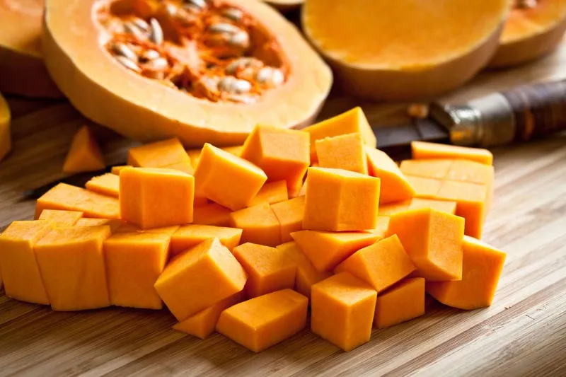 Không nên kết hợp lá hẹ với bí đỏ