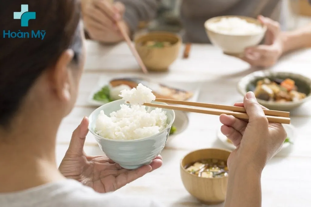 1 bát cơm bao nhiêu calo