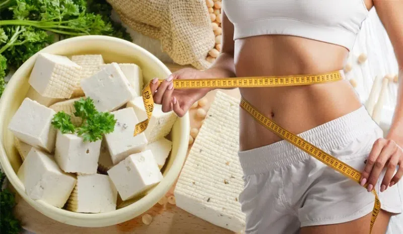 Một đĩa đậu hũ tươi ngon cùng rau xanh, biểu tượng cho bữa ăn lành mạnh giúp kiểm soát cân nặng