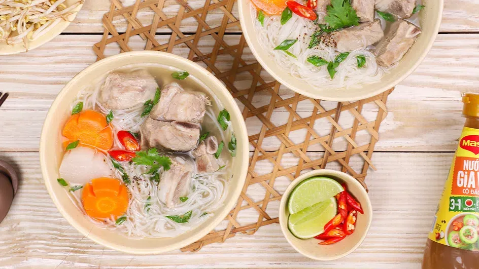 Một phần hủ tiếu nóng hổi với các nguyên liệu đa dạng