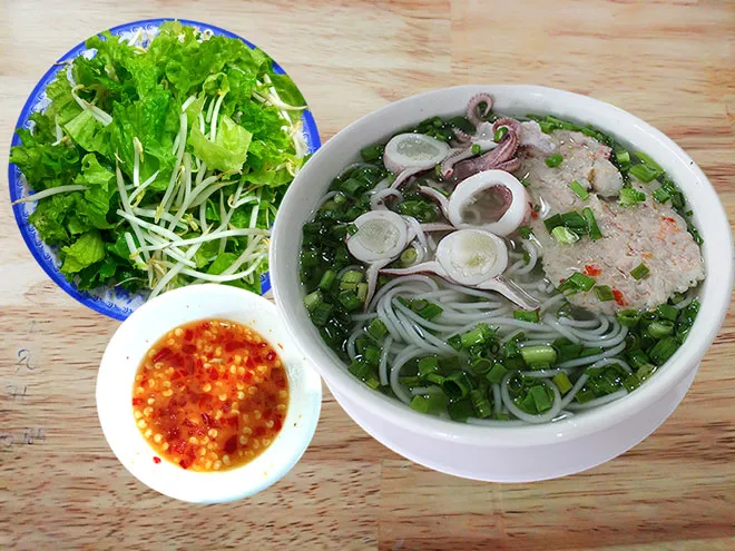 Ăn kèm bún với nhiều rau
