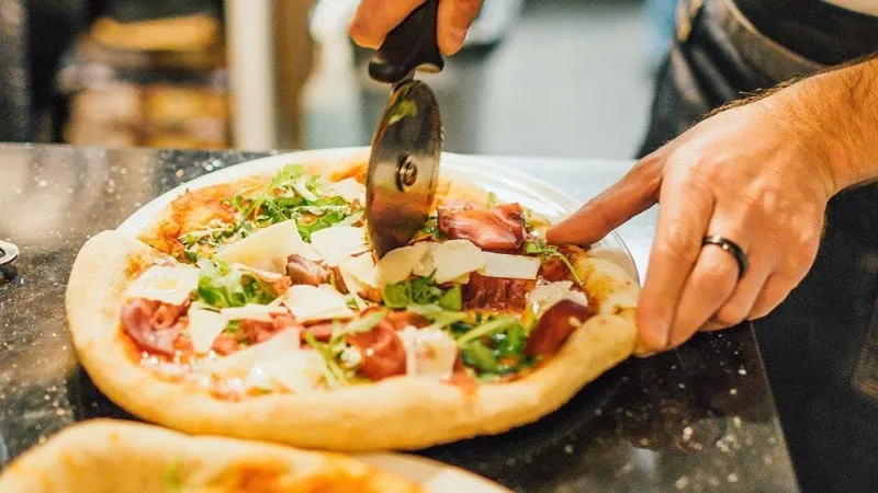 Một chiếc pizza size nhỏ với đế mỏng, trông ngon mắt và lành mạnh
