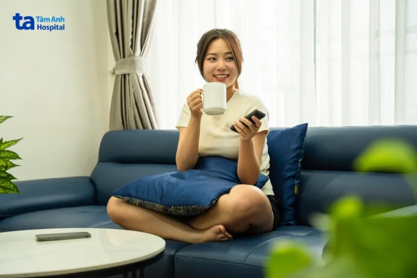 Người đang ăn uống lành mạnh để thâm hụt calo