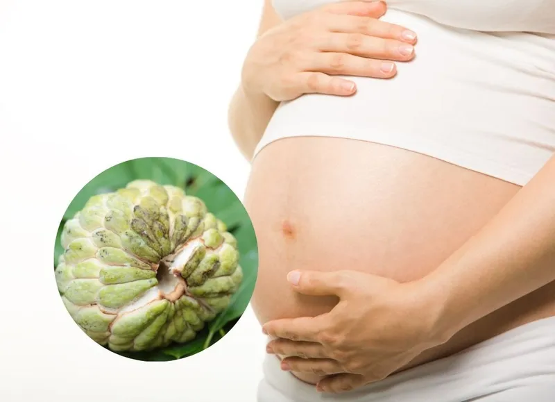 Phụ nữ mang thai vui vẻ cầm quả na, thể hiện sự khỏe mạnh