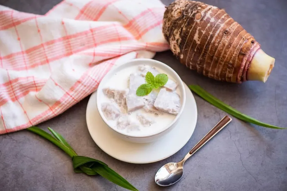 Bà bầu thưởng thức khoai môn