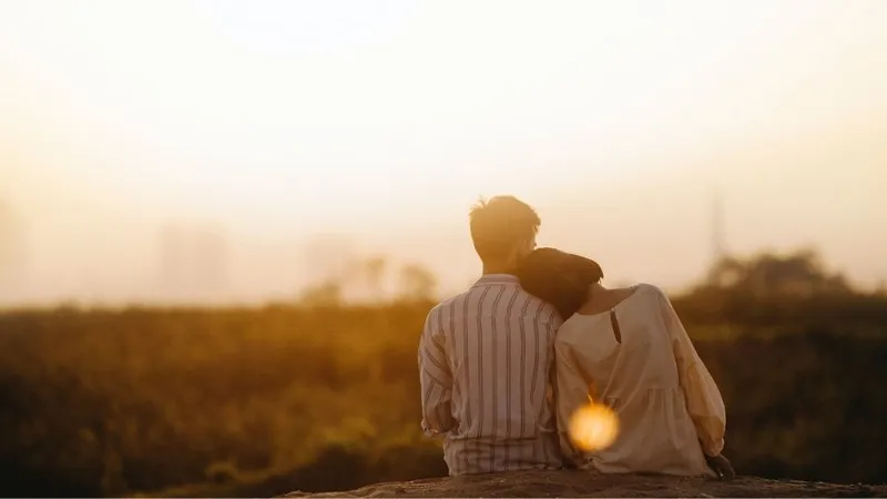 Hình ảnh vầng trăng tròn và điểm son đỏ trên trán, tượng trưng cho "Bạch nguyệt quang" và "nốt chu sa"