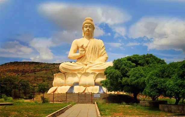 Người hành thiền hoặc niệm Phật với tâm thành kính
