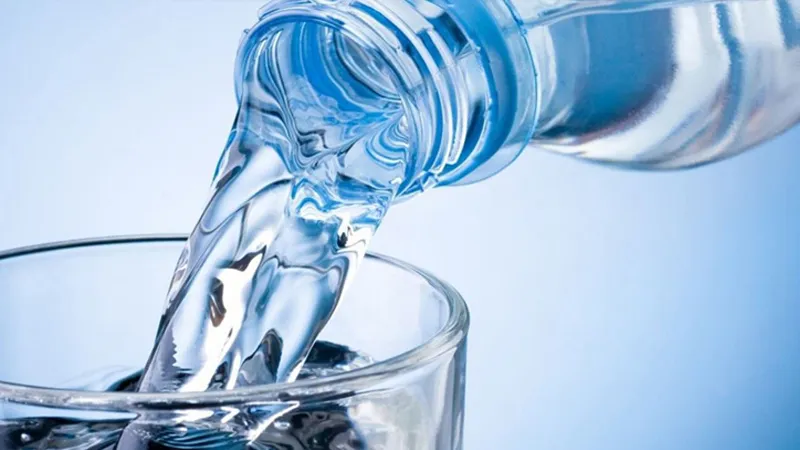 Uống đủ 2 lít nước mỗi ngày để hỗ trợ quá trình giảm cân